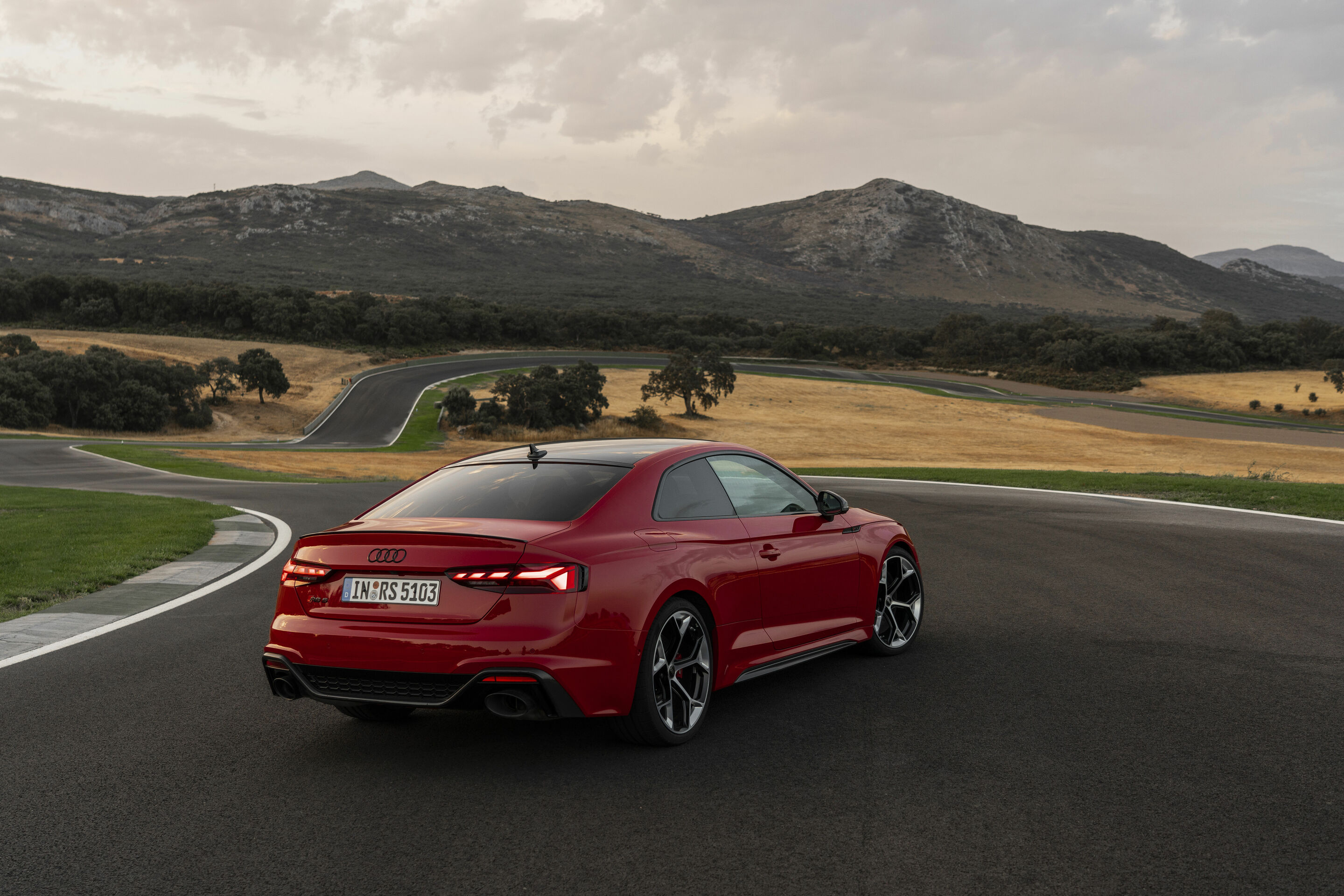 Audi RS 5 Coupé B9 in Tango Rot mit Competition Plus Paket – Dreiviertelansicht von hinten