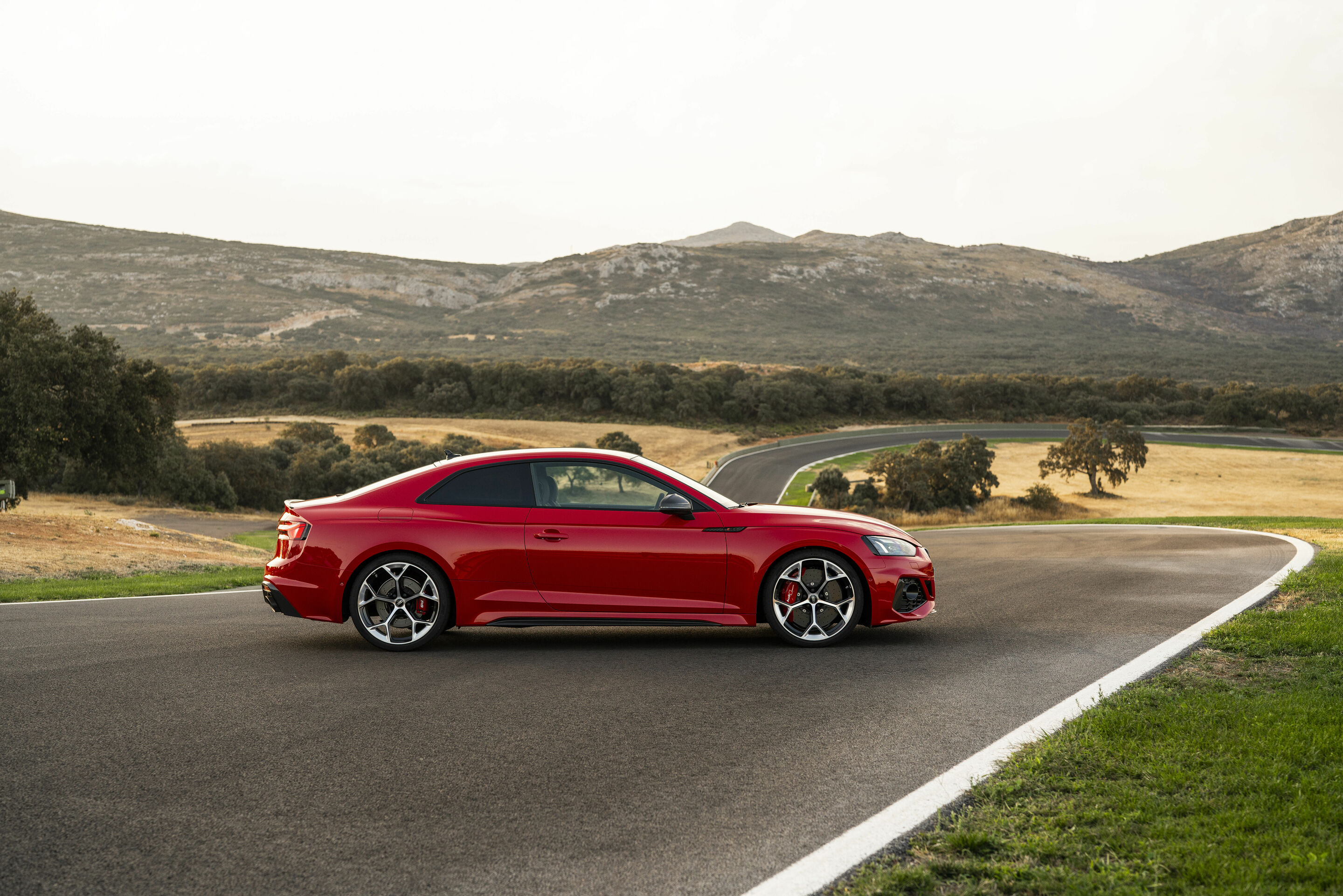 Audi RS 5 Coupé B9 in Tango Rot mit Competition Plus Paket – statische Dreiviertelansicht von vorne