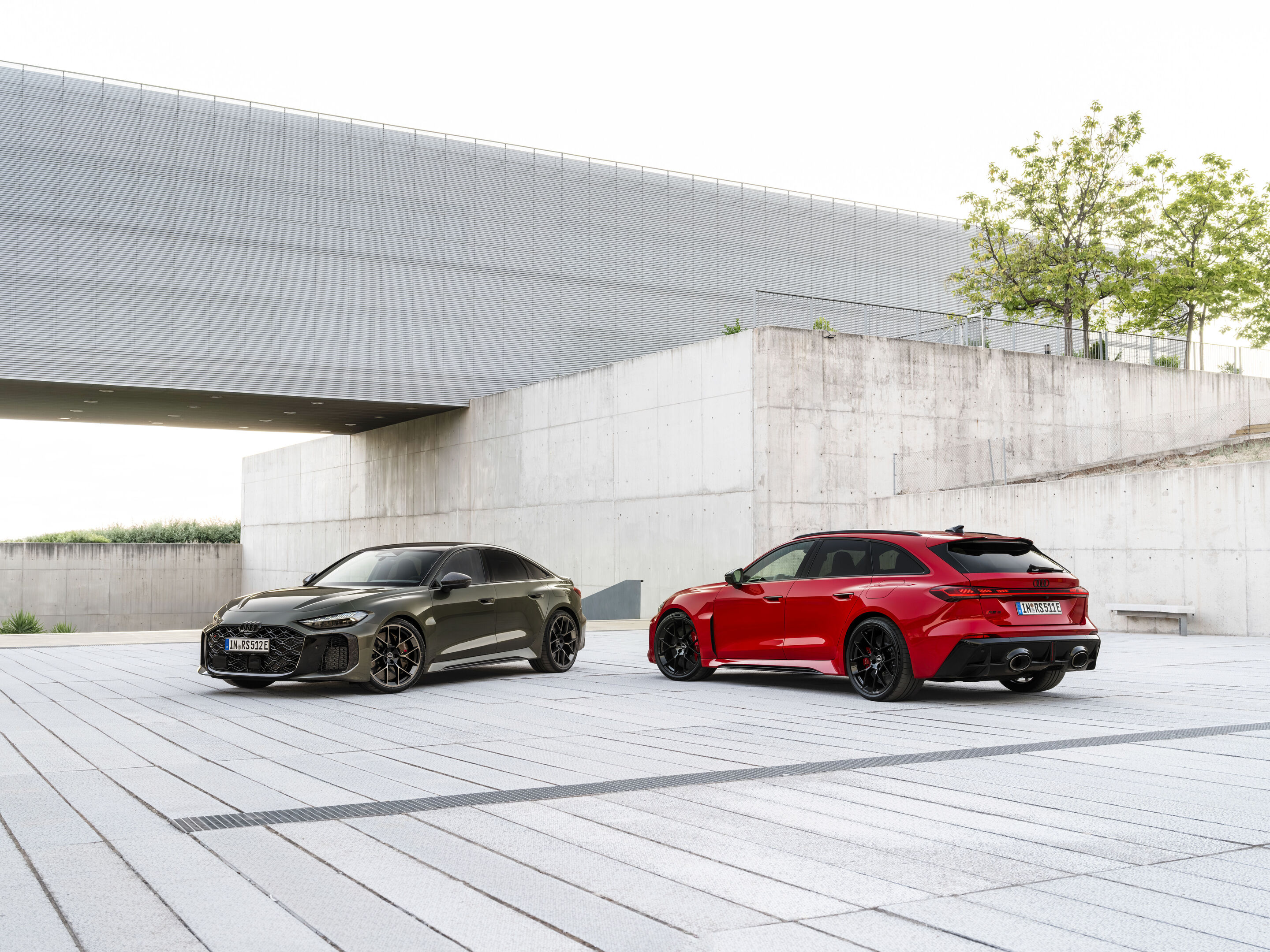 Audi RS 5 Sedan und RS 5 Avant – Dreiviertelansicht von vorne und hinten im direkten Vergleich