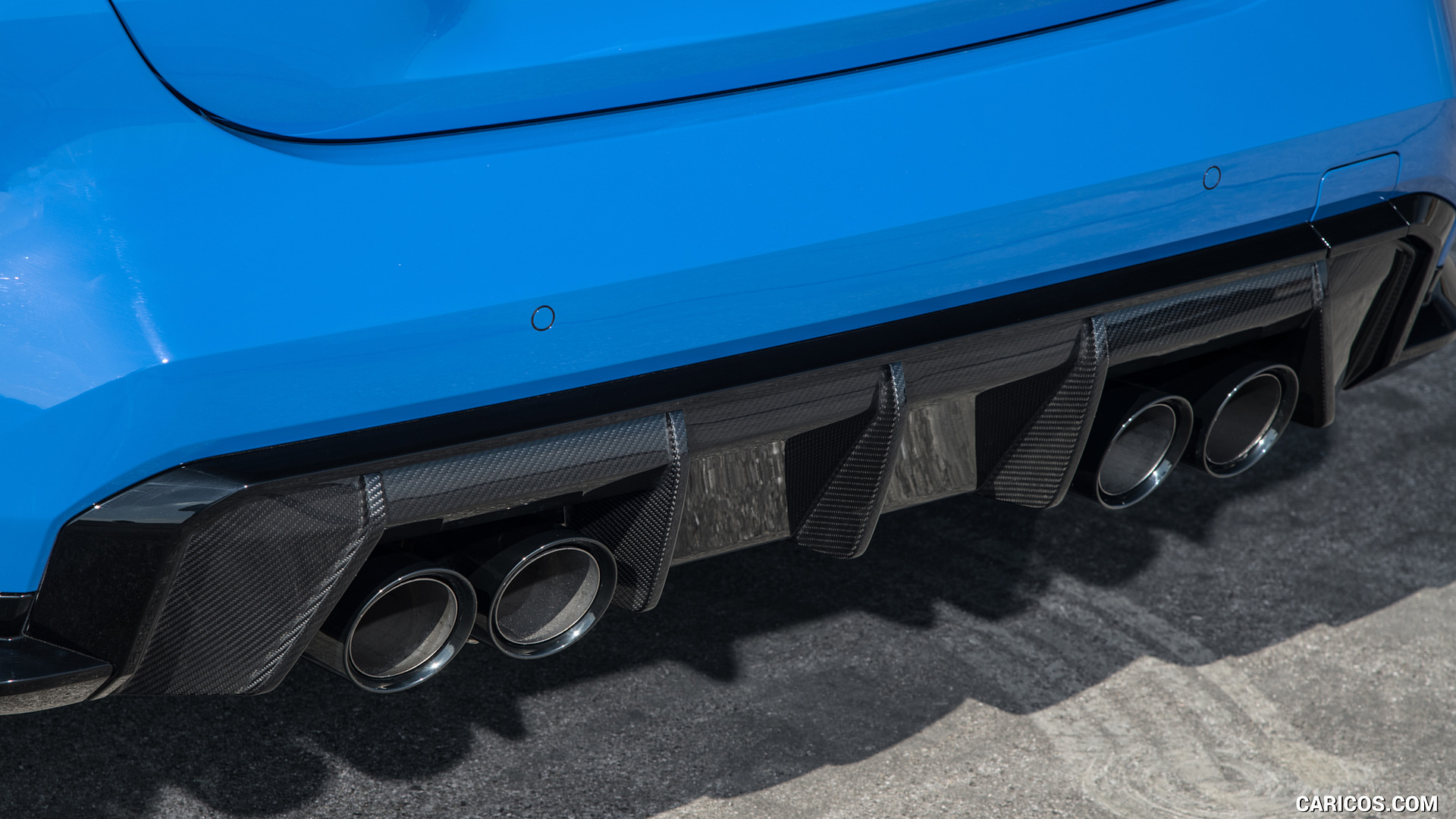 BMW M4 Competition xDrive – Detailaufnahme der Abgasanlage und Heckpartie