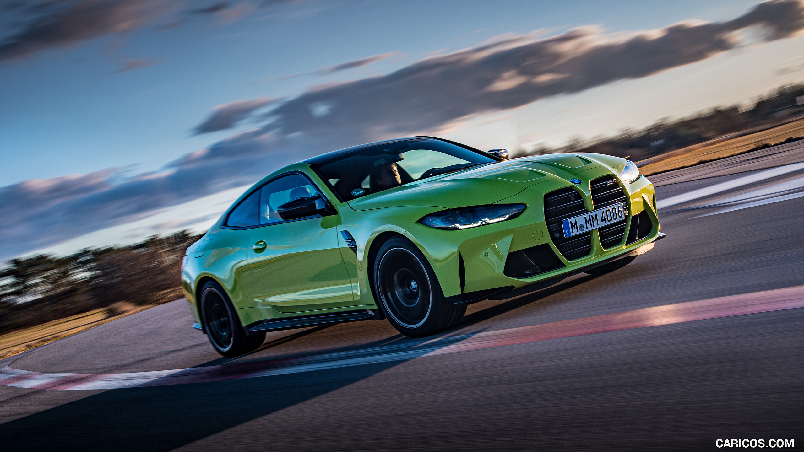 BMW M4 in sportlicher Ausführung auf der Straße