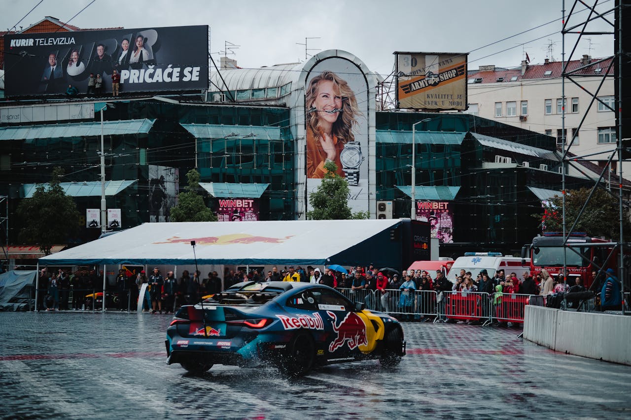 Deutscher Sportwagen auf einer Rennstrecke – Symbol für die Performance-Tradition von BMW M, Mercedes-AMG und Audi RS