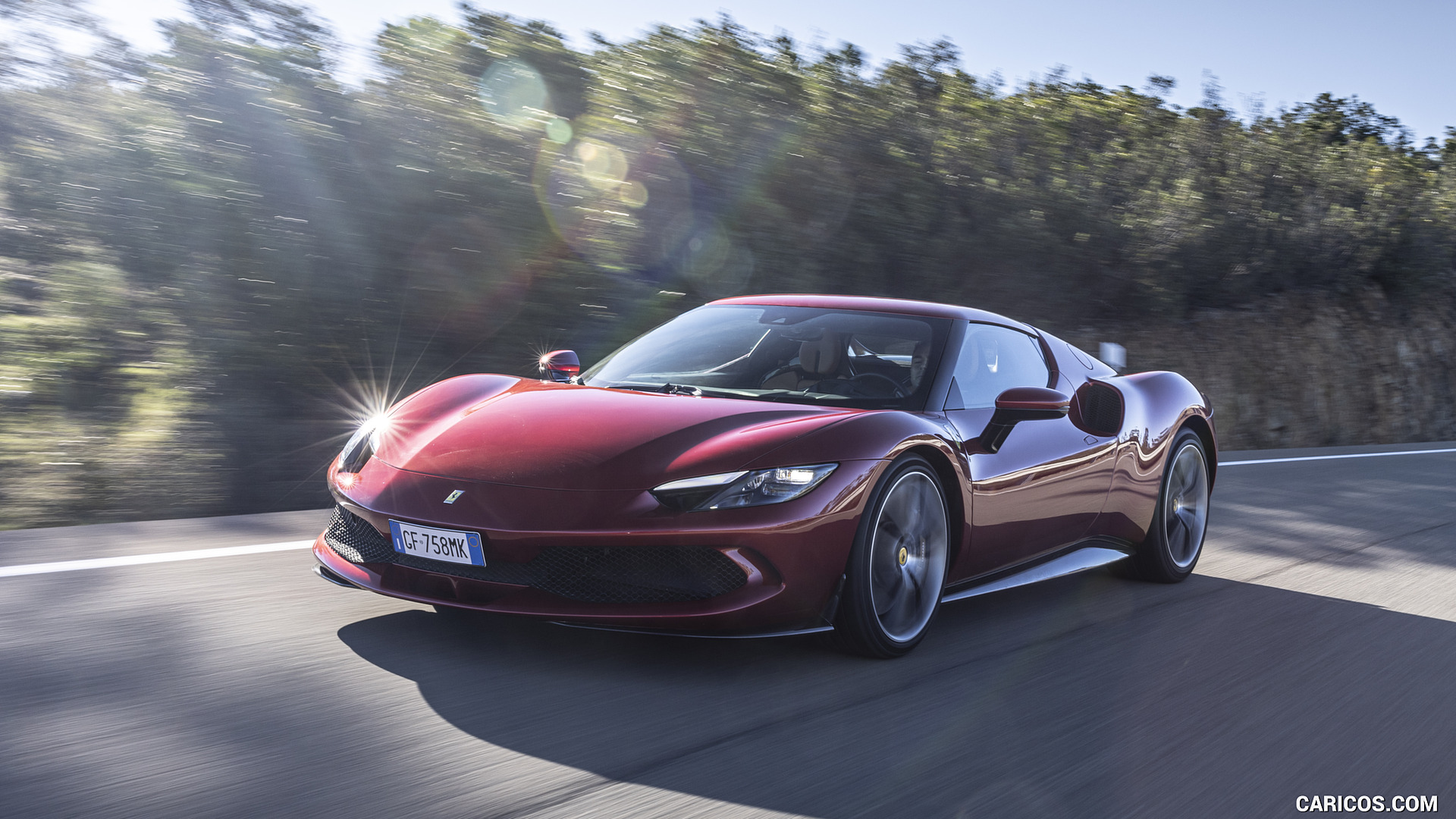 Ferrari 296 GTB Innenraum – minimalistisches Cockpit mit kapazitiven Lenkradtasten und fahrerorientiertem Layout