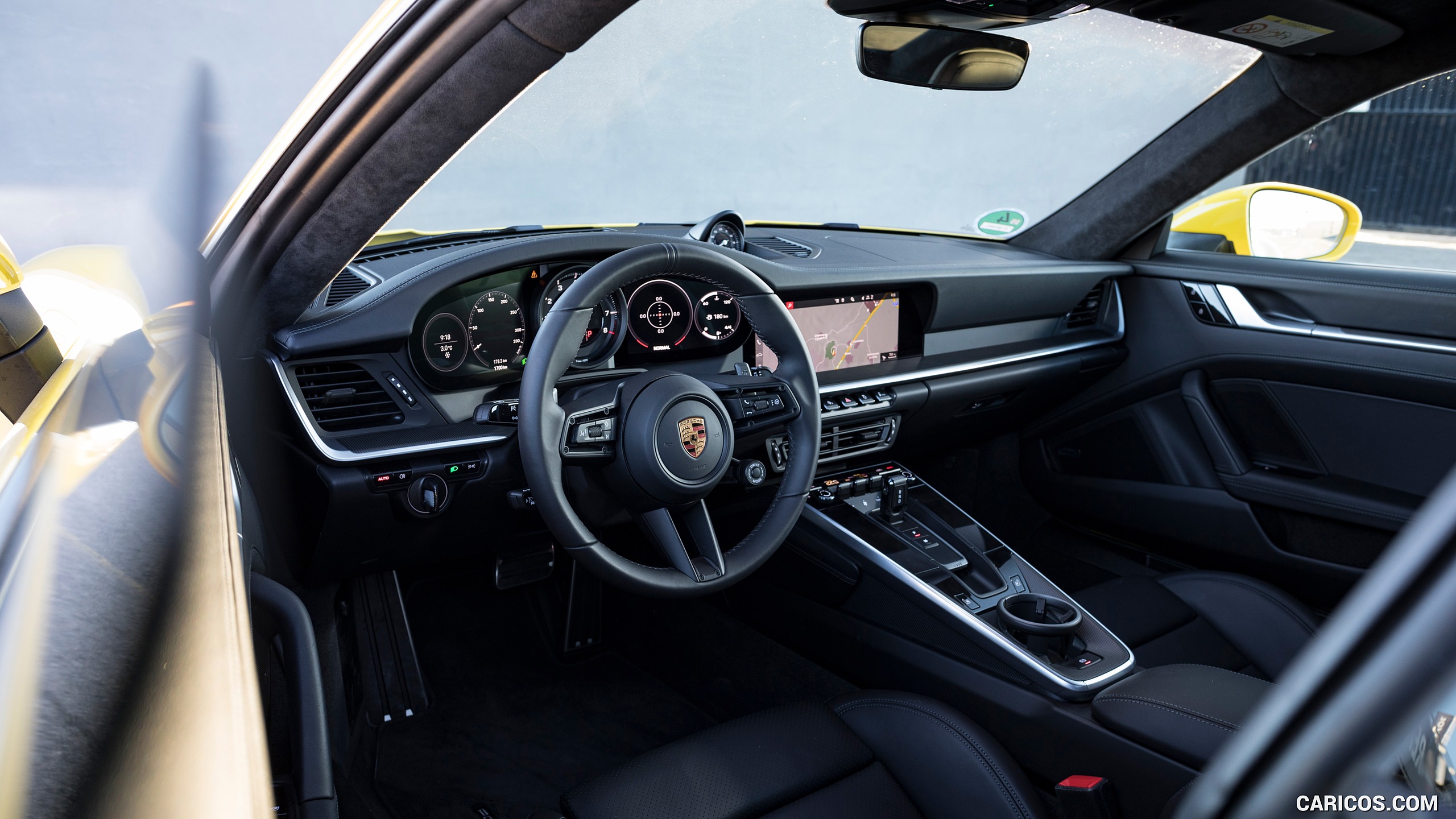 Luxuriöses Sportwagen-Cockpit mit modernem Interieur