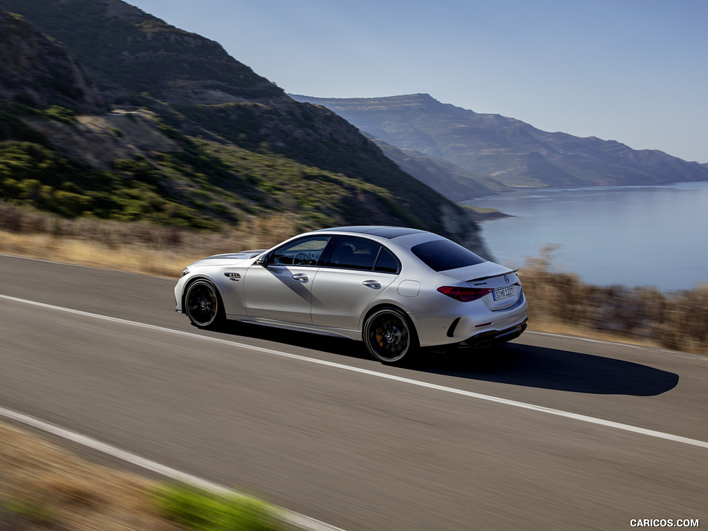 Mercedes-AMG C 63 S E Performance in High-Tech Silver - Heckansicht schräg