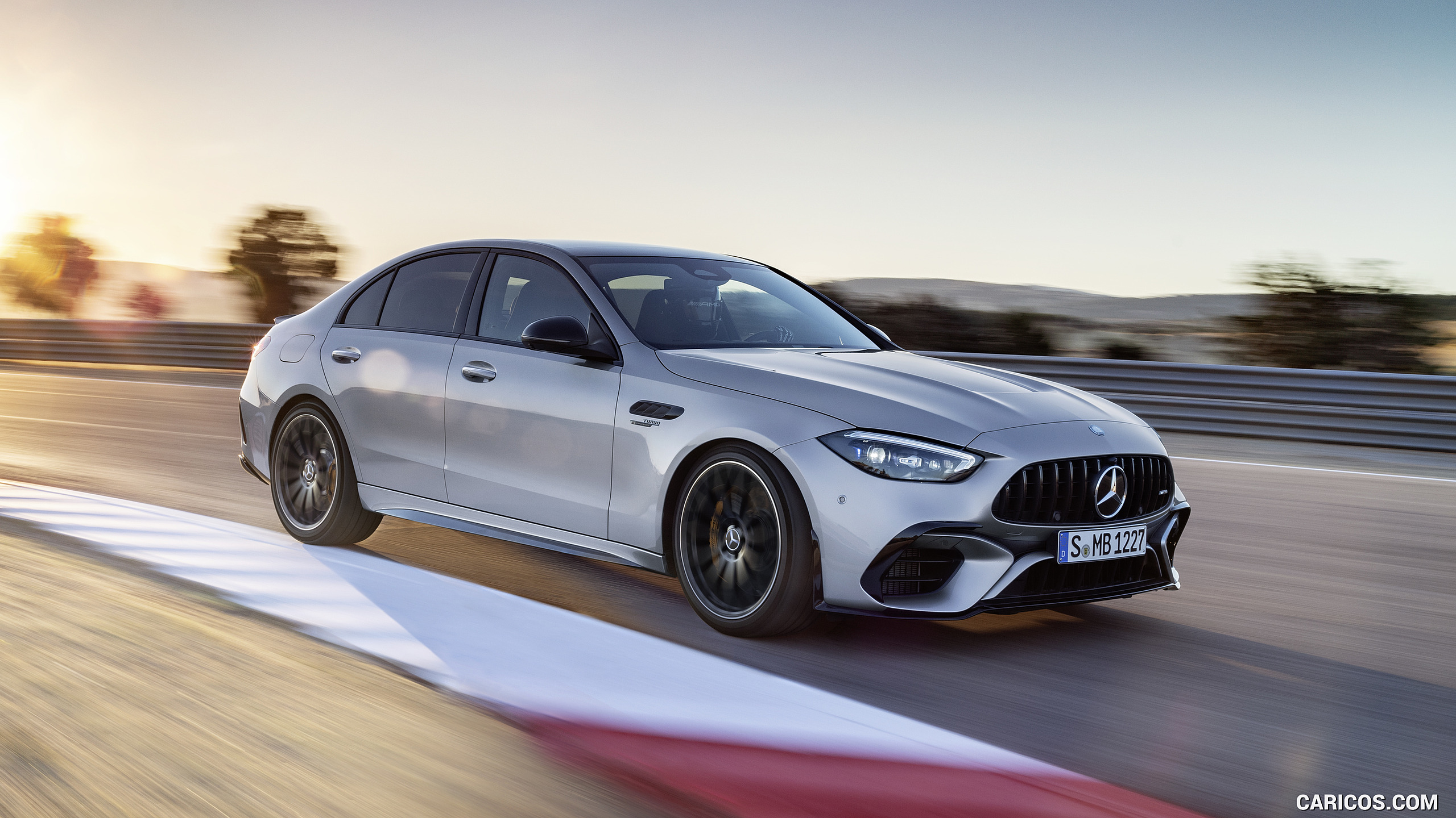 Mercedes-AMG C63 S E Performance – dynamische Fahraufnahme Front