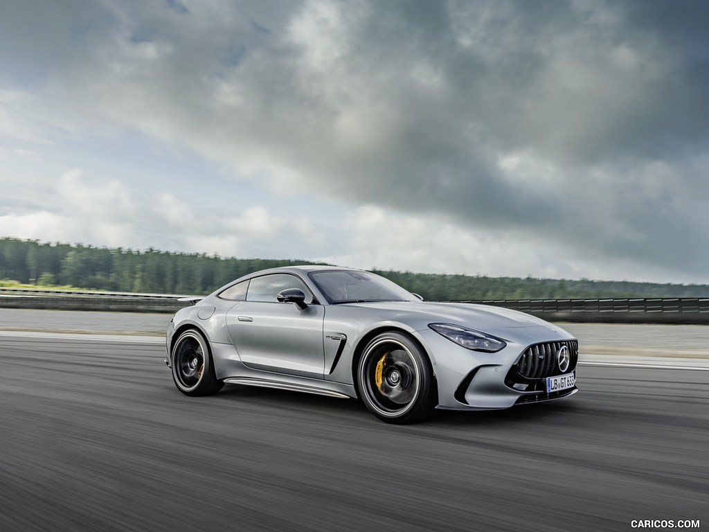 Mercedes-AMG GT 63 Coupé 4MATIC+ in High-Tech Silver Metallic - Fahraufnahme von schräg vorne