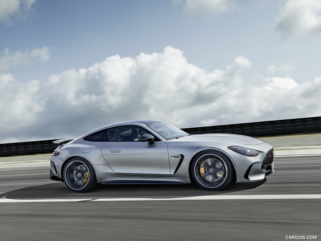 Mercedes-AMG GT 63 Coupé 4MATIC+ in Silver Metallic - Seitenansicht, Pressefoto