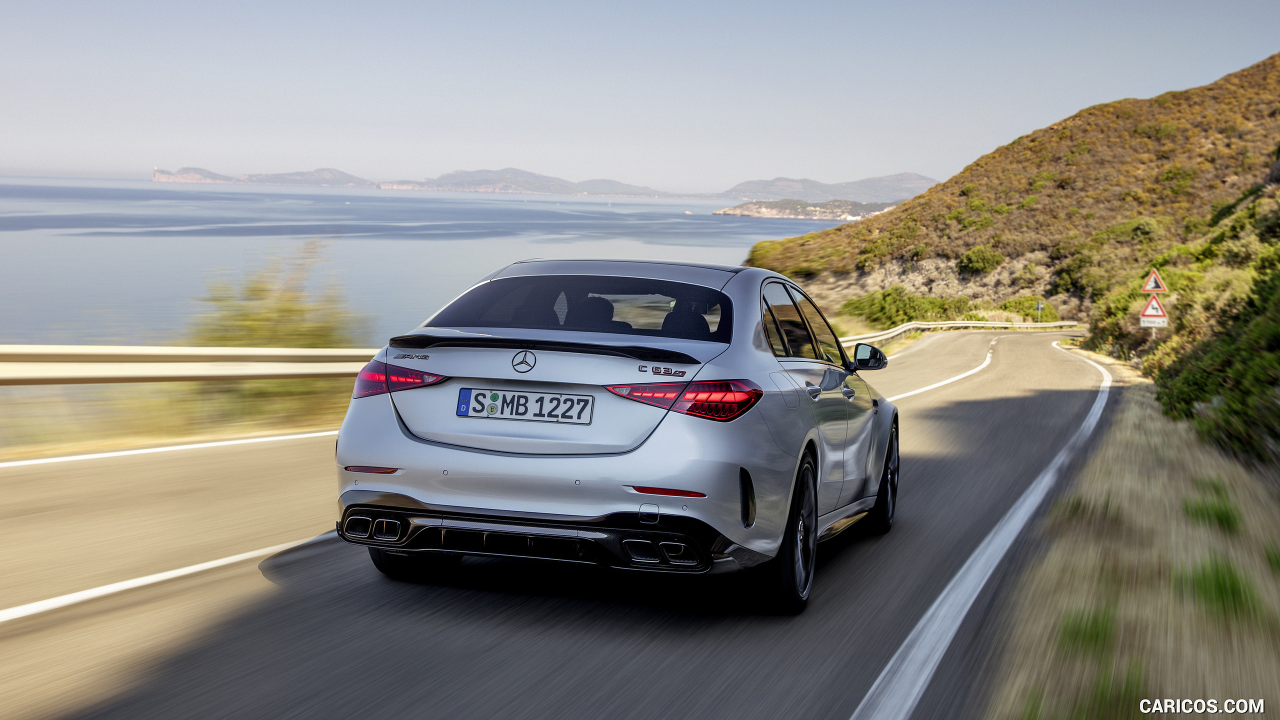 Mercedes-AMG Sportwagen mit Hybrid-Technologie auf der Rennstrecke