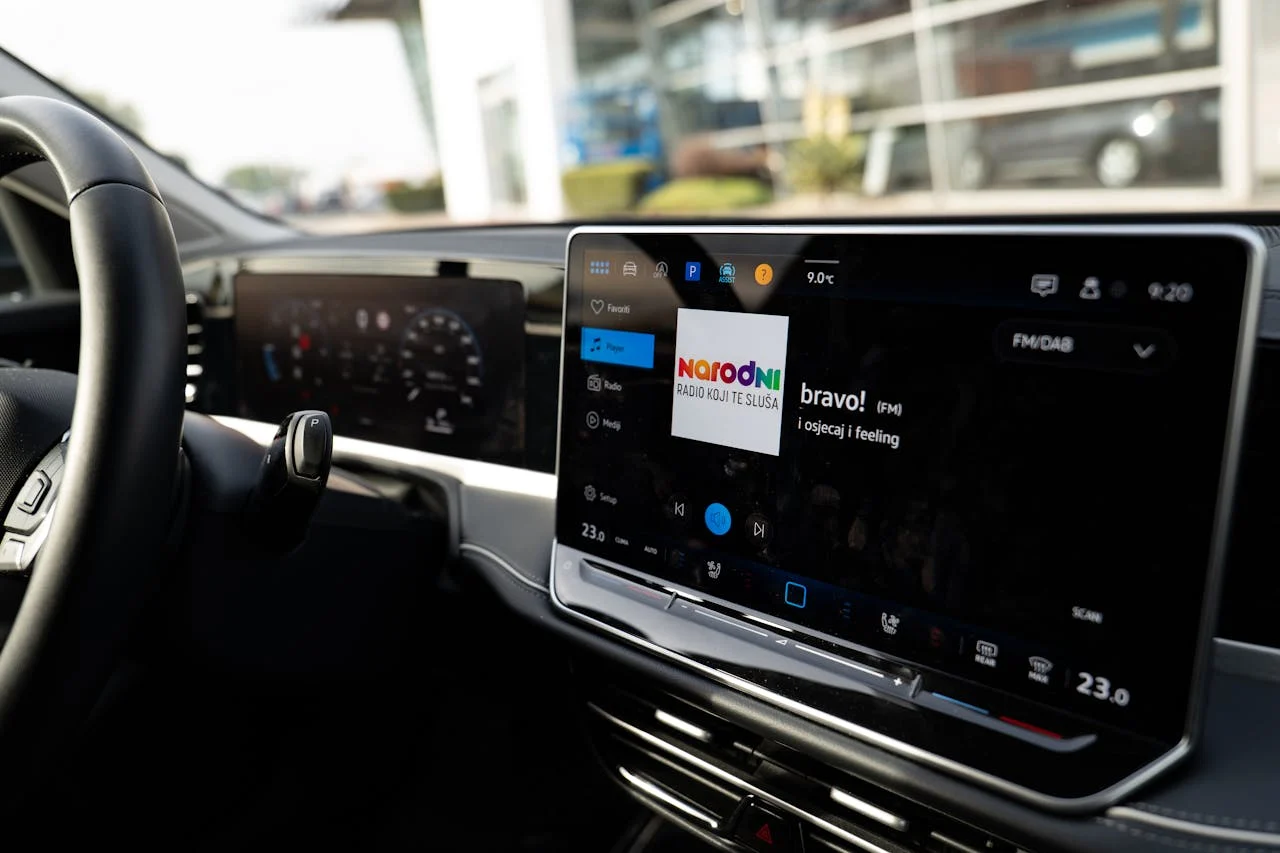 Modernes Sportwageninterieur mit digitalem Cockpit und Performance-Anzeigen