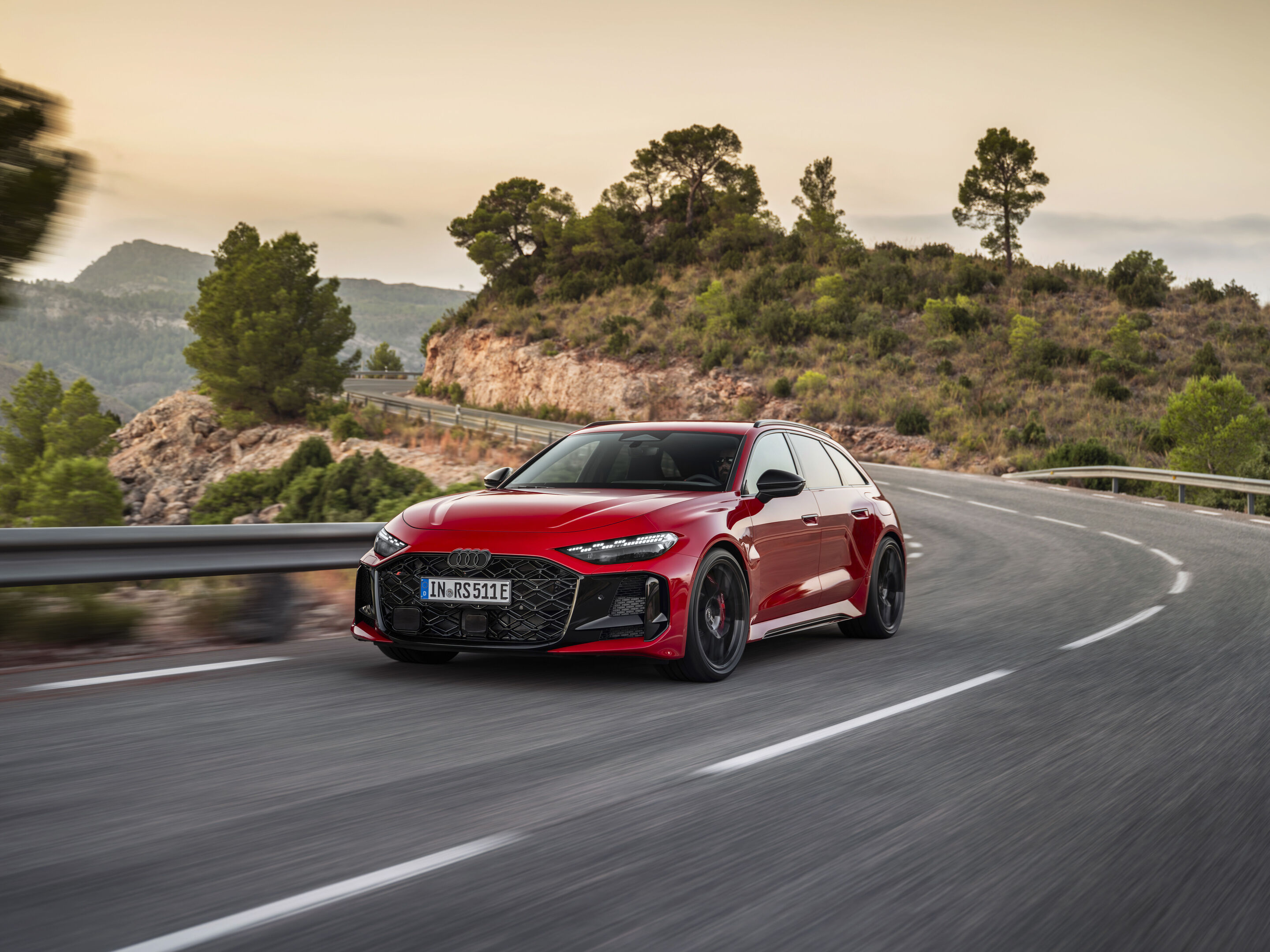 Neuer Audi RS 5 Avant in Progressiv Rot Metallic – dynamische Dreiviertelansicht von vorne