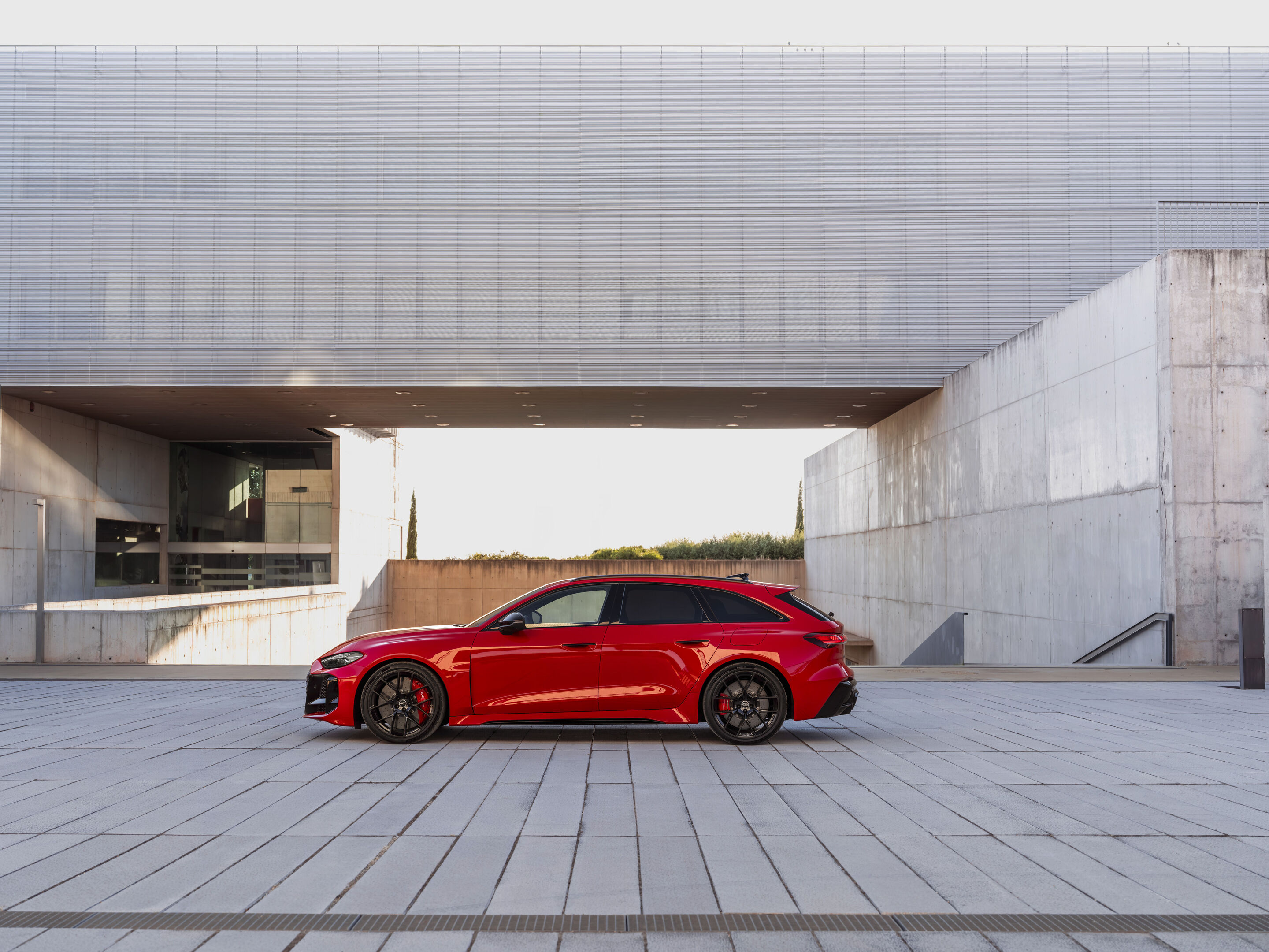 Neuer Audi RS 5 Avant in Progressiv Rot Metallic – statische Seitenansicht