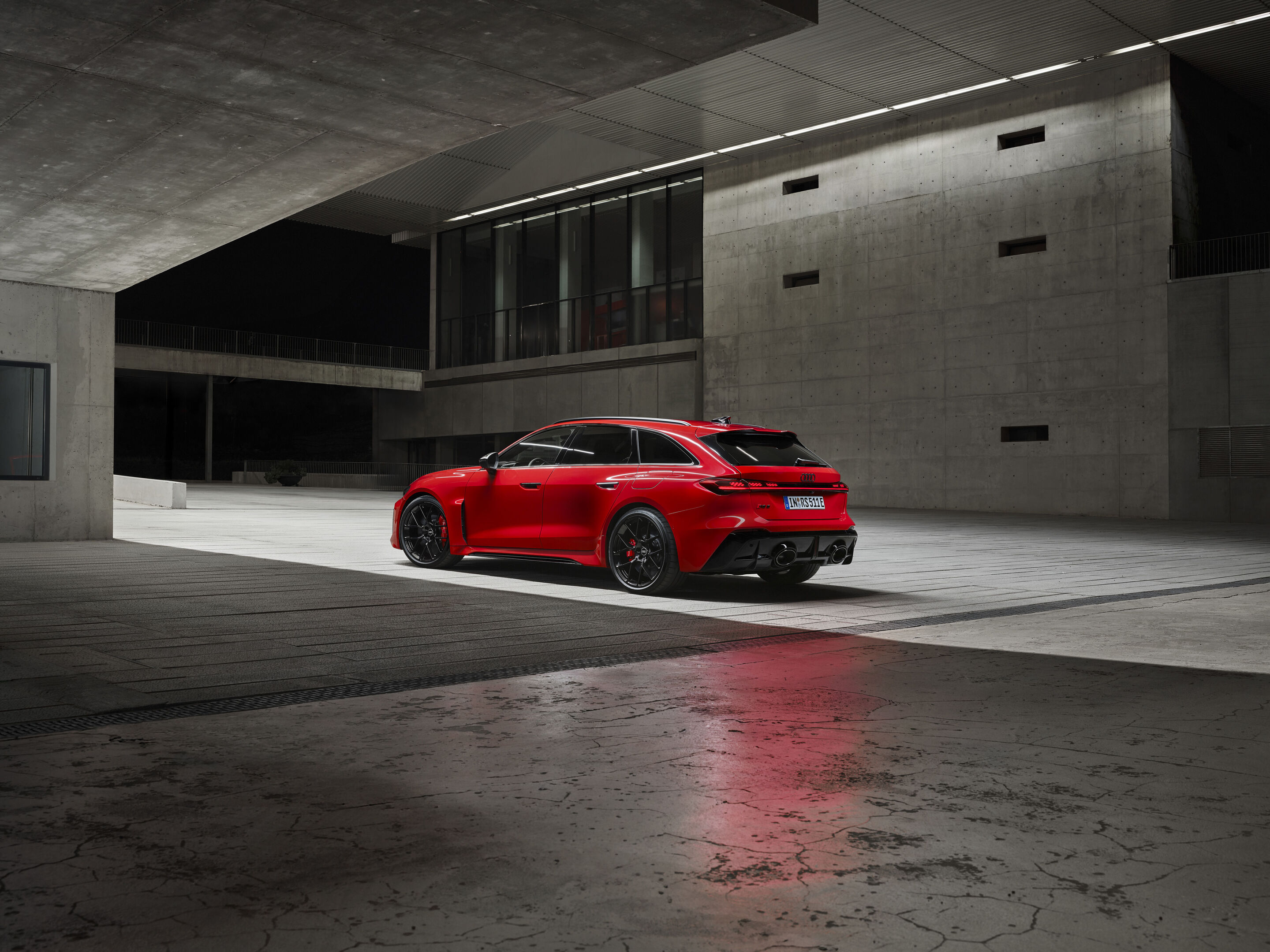 Neuer Audi RS 5 Avant in Progressiv Rot Metallic – statische Dreiviertelansicht von hinten