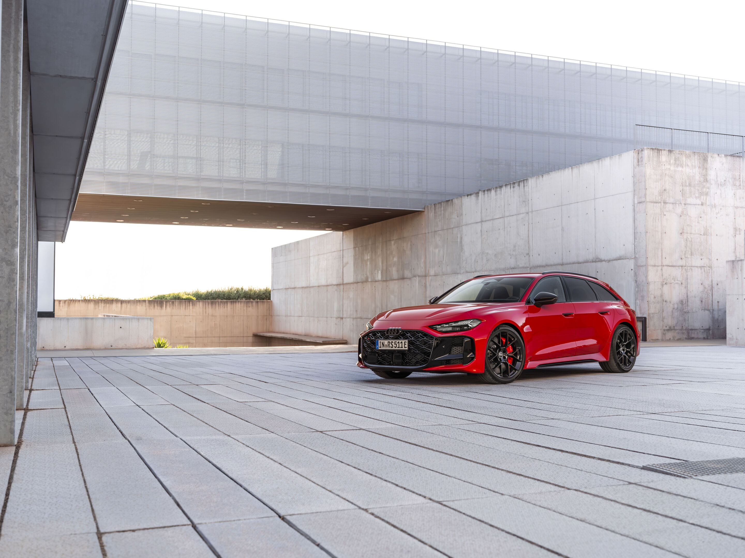 Neuer Audi RS 5 Avant in Progressiv Rot Metallic – statische Dreiviertelansicht von vorne