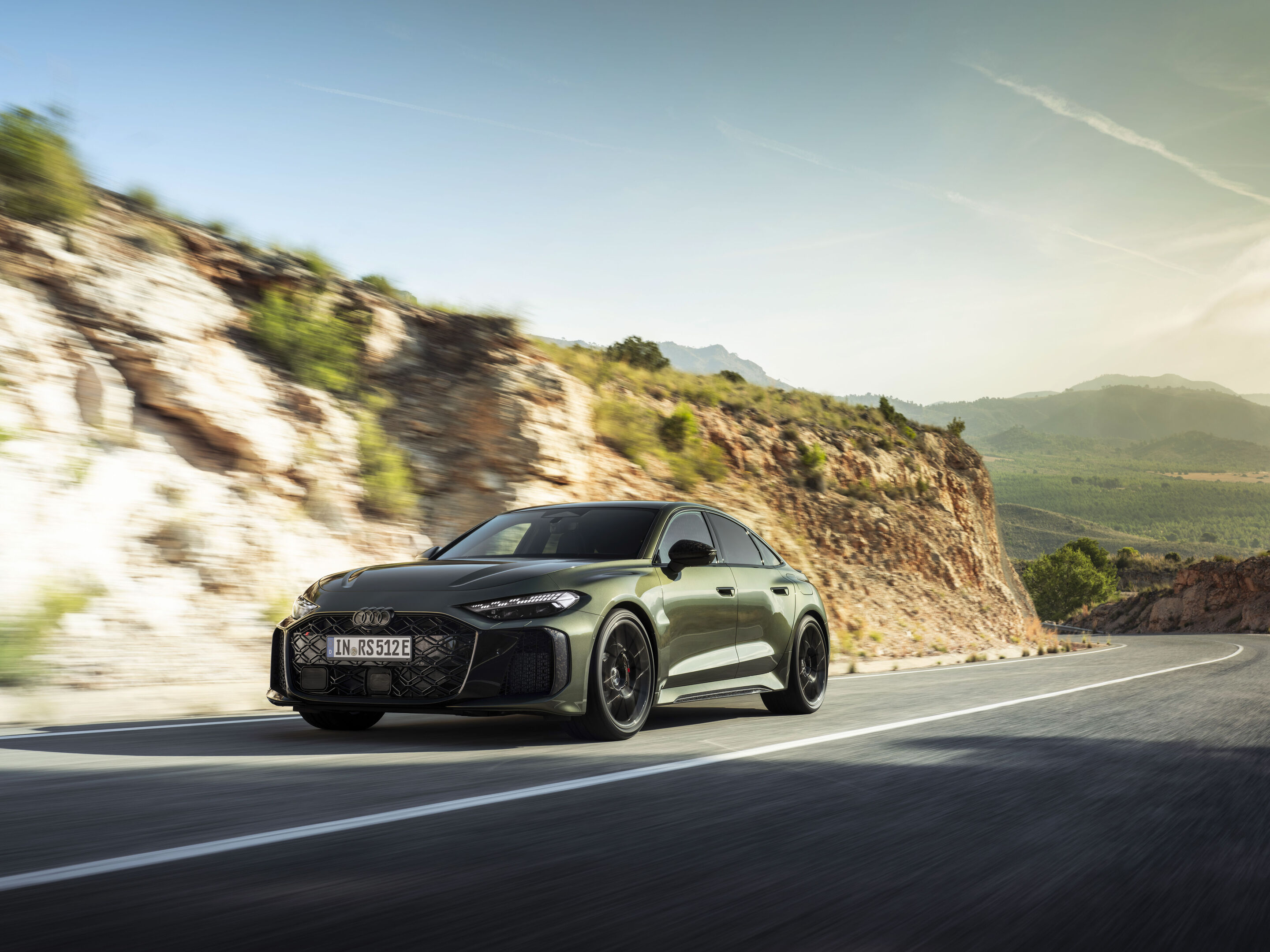 Neuer Audi RS 5 Sedan 2026 in Bedford Green Metallic – dynamische Dreiviertelansicht von vorne