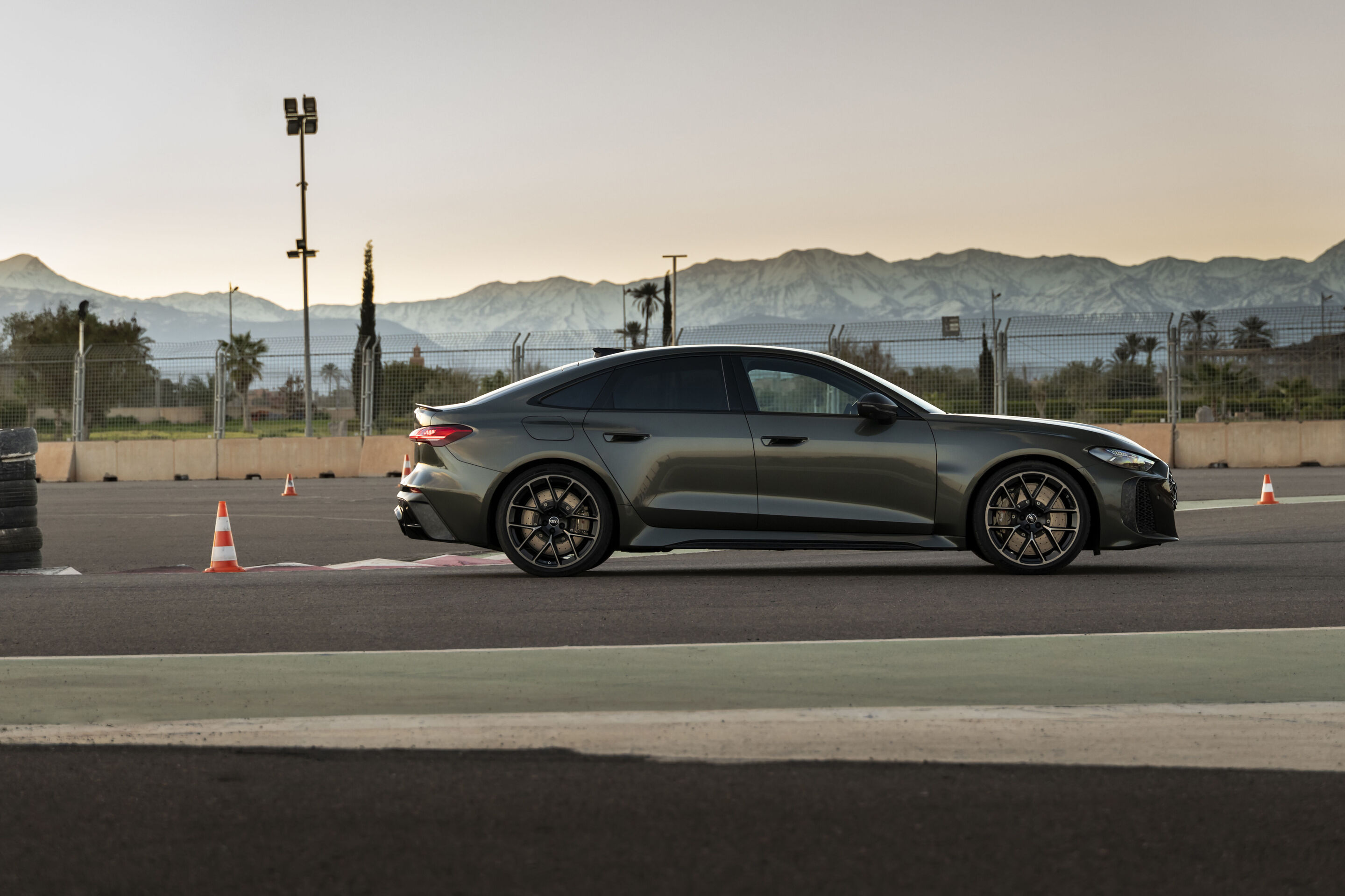 Neuer Audi RS 5 Sedan in Bedford Green auf dem Circuit de Marrakech – Fahraufnahme