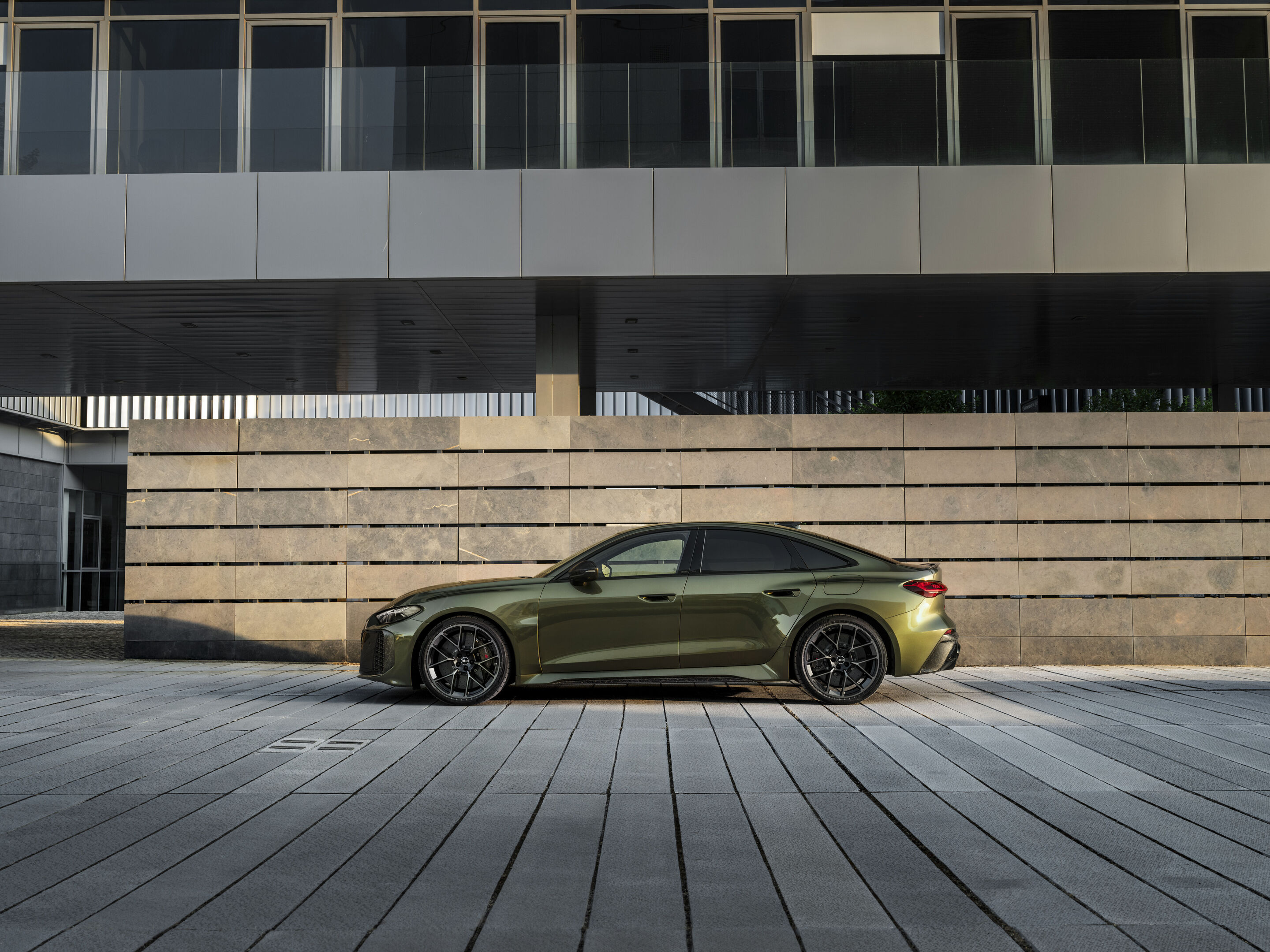 Neuer Audi RS 5 Sedan in Bedford Green Metallic – statische Seitenansicht