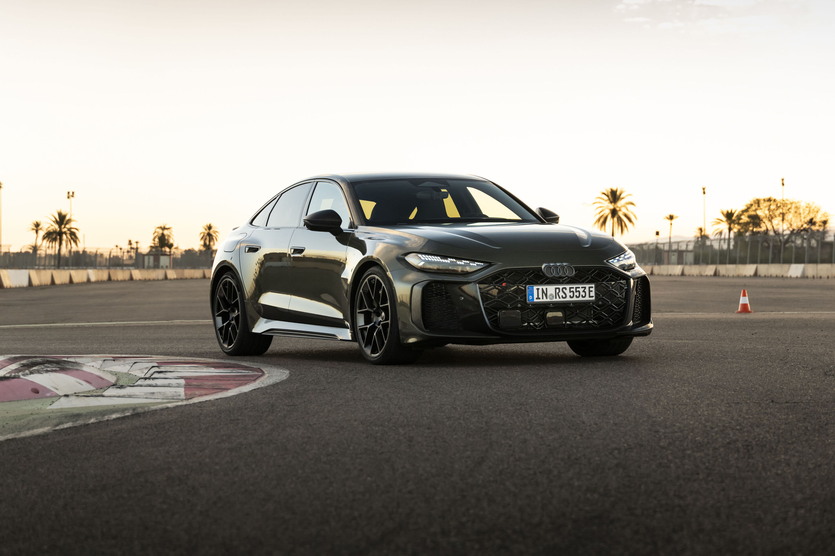 Neuer Audi RS 5 Sedan – präzises Handling auf der Teststrecke in Marokko