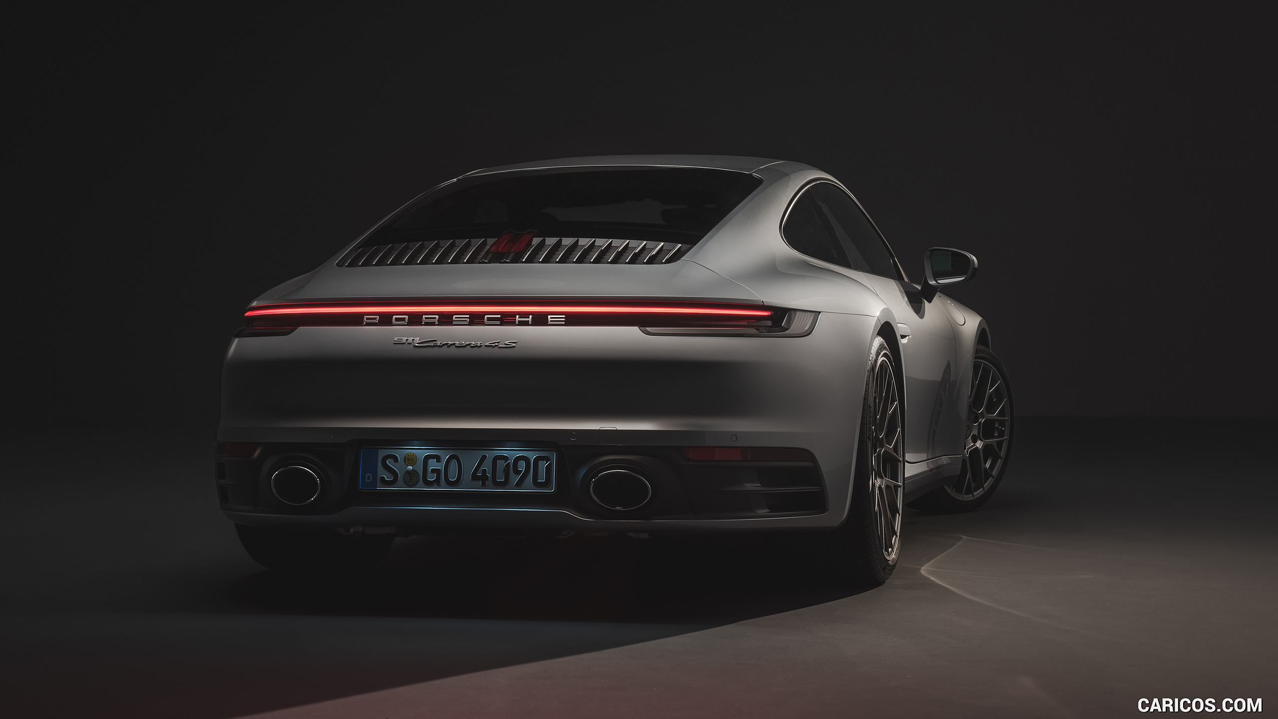 Porsche 911 Carrera 4S – Heckansicht mit durchgehendem Leuchtband
