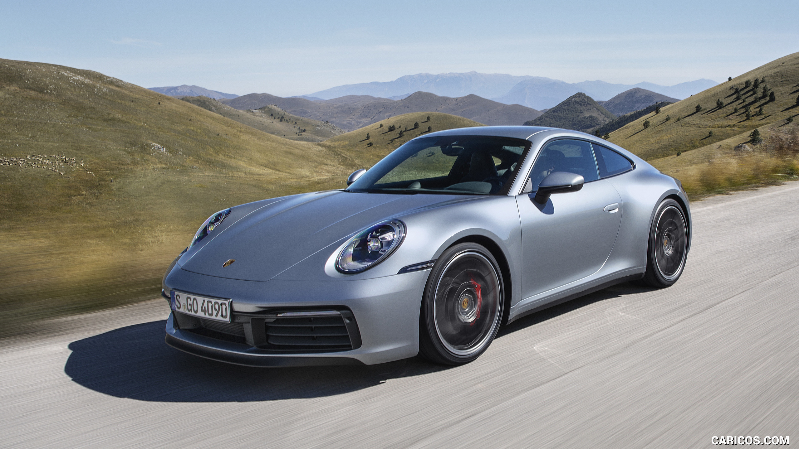 Porsche 911 Sportwagen in dynamischer Perspektive auf offener Straße