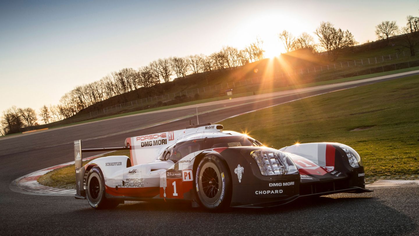 Porsche 919 Hybrid – Le Mans LMP1 Rennwagen auf der Strecke bei Sonnenuntergang