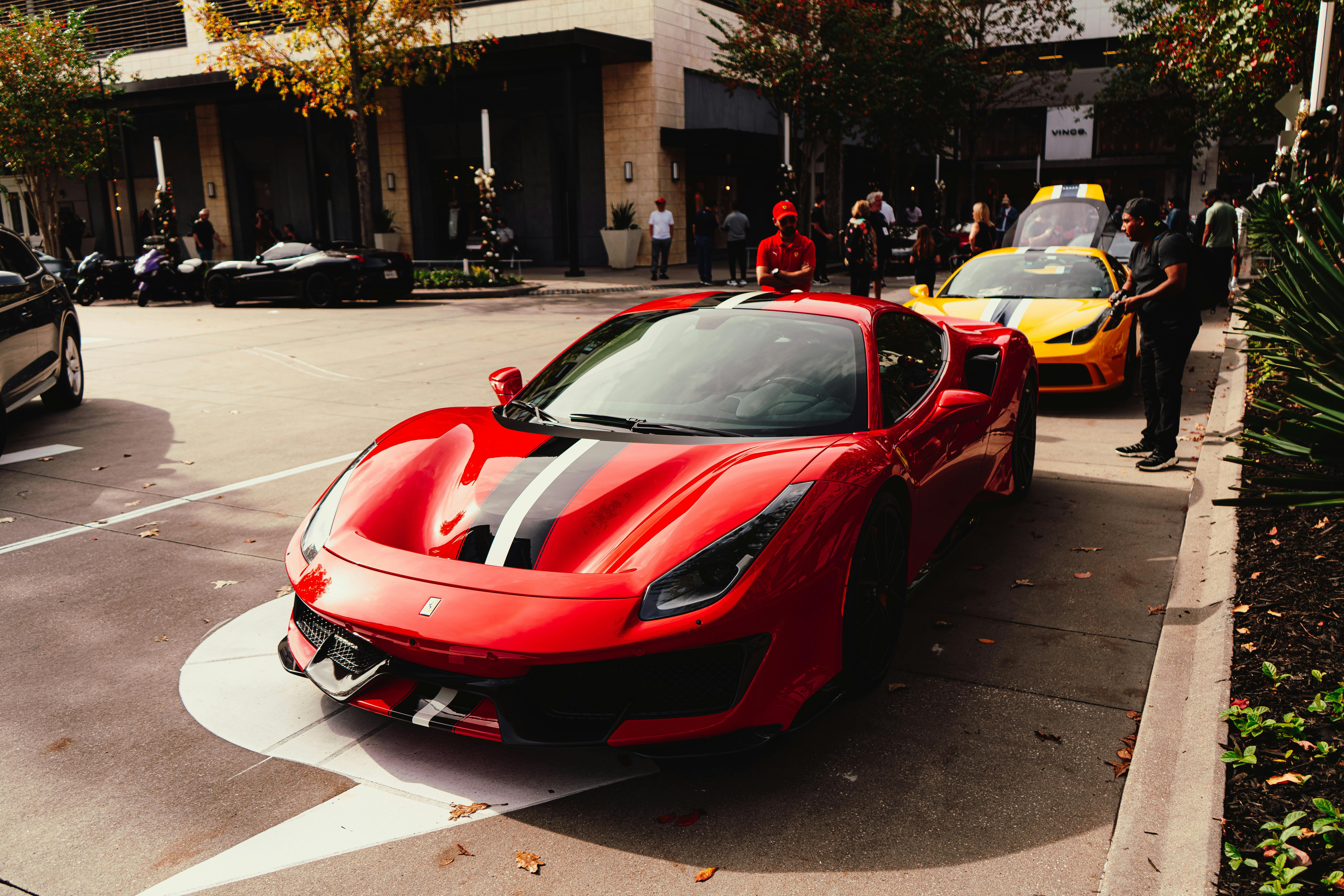 Roter Ferrari Sportwagen auf der Strasse in dynamischer Seitenansicht