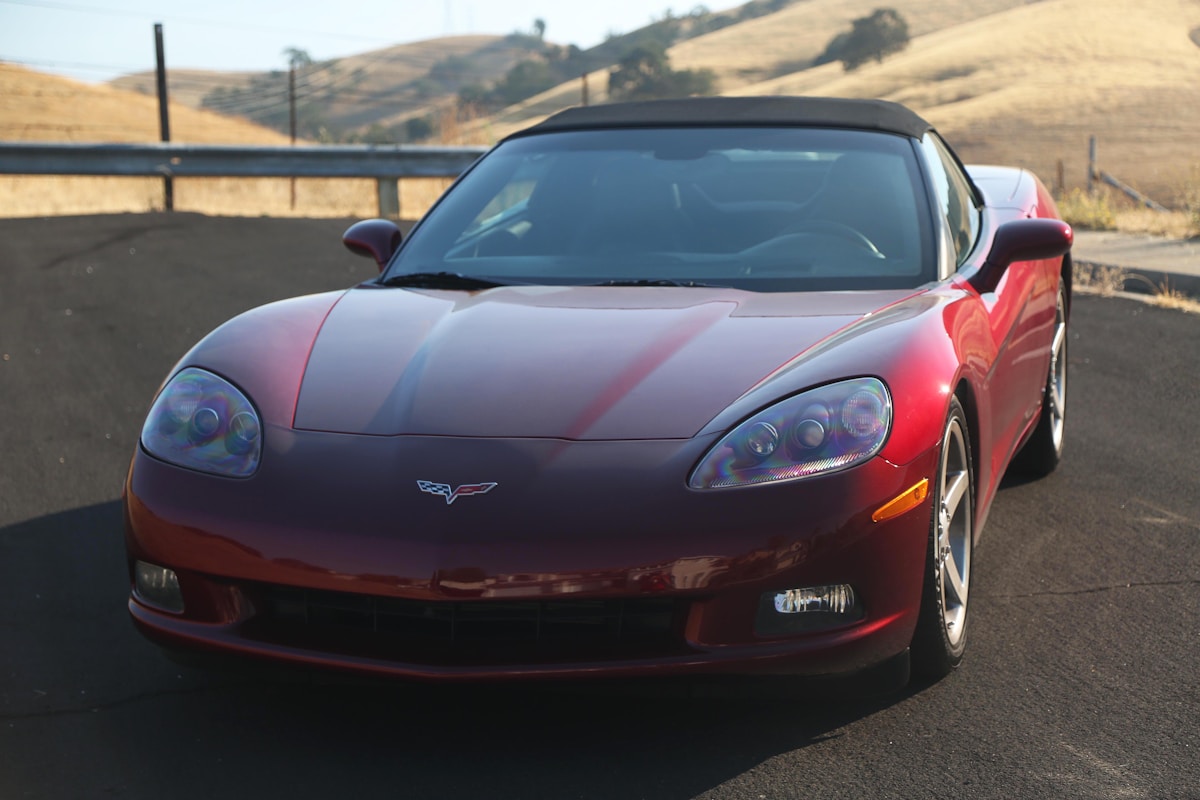 Roter Sportwagen auf der Straße, stellvertretend für günstige Sportwagen-Miete unter 300 Euro pro Tag