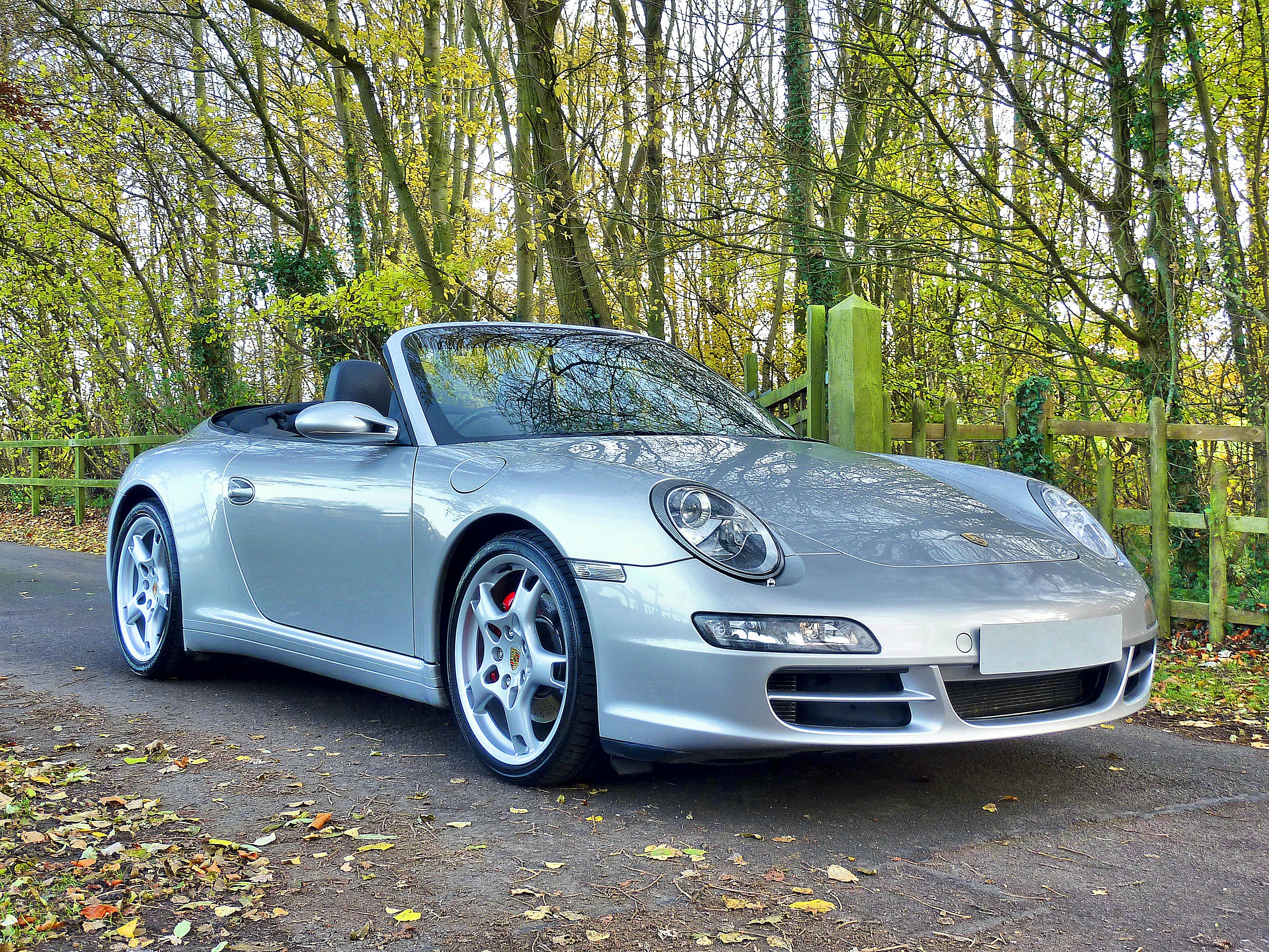 Silberner Porsche 911 Cabriolet als eleganter Premium-Sportwagen