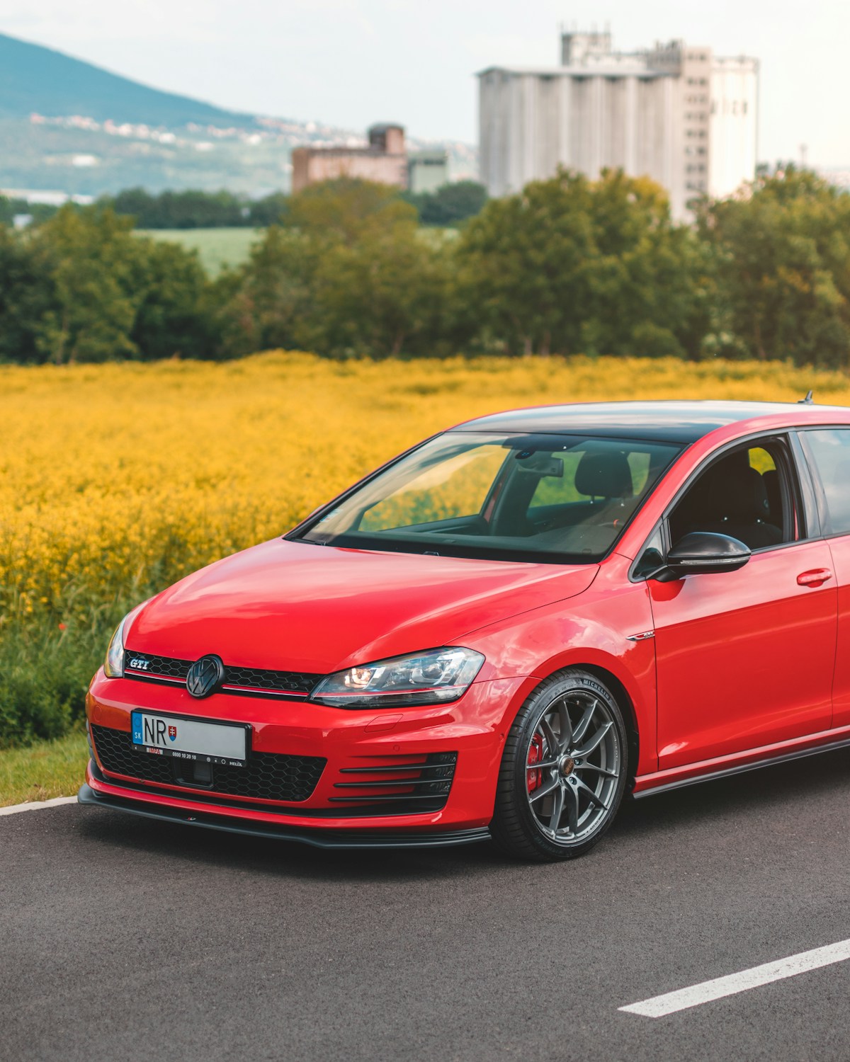 VW Golf GTI in Fahrt, kompakter Sportwagen mit 245 PS ab 129 Euro pro Tag mietbar
