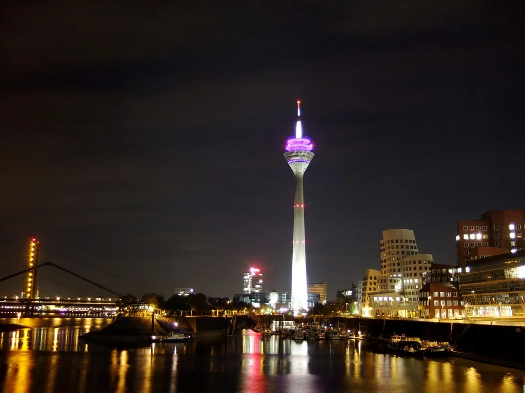 Stadtbild von Düsseldorf mit Medienhafen und Rheinturm