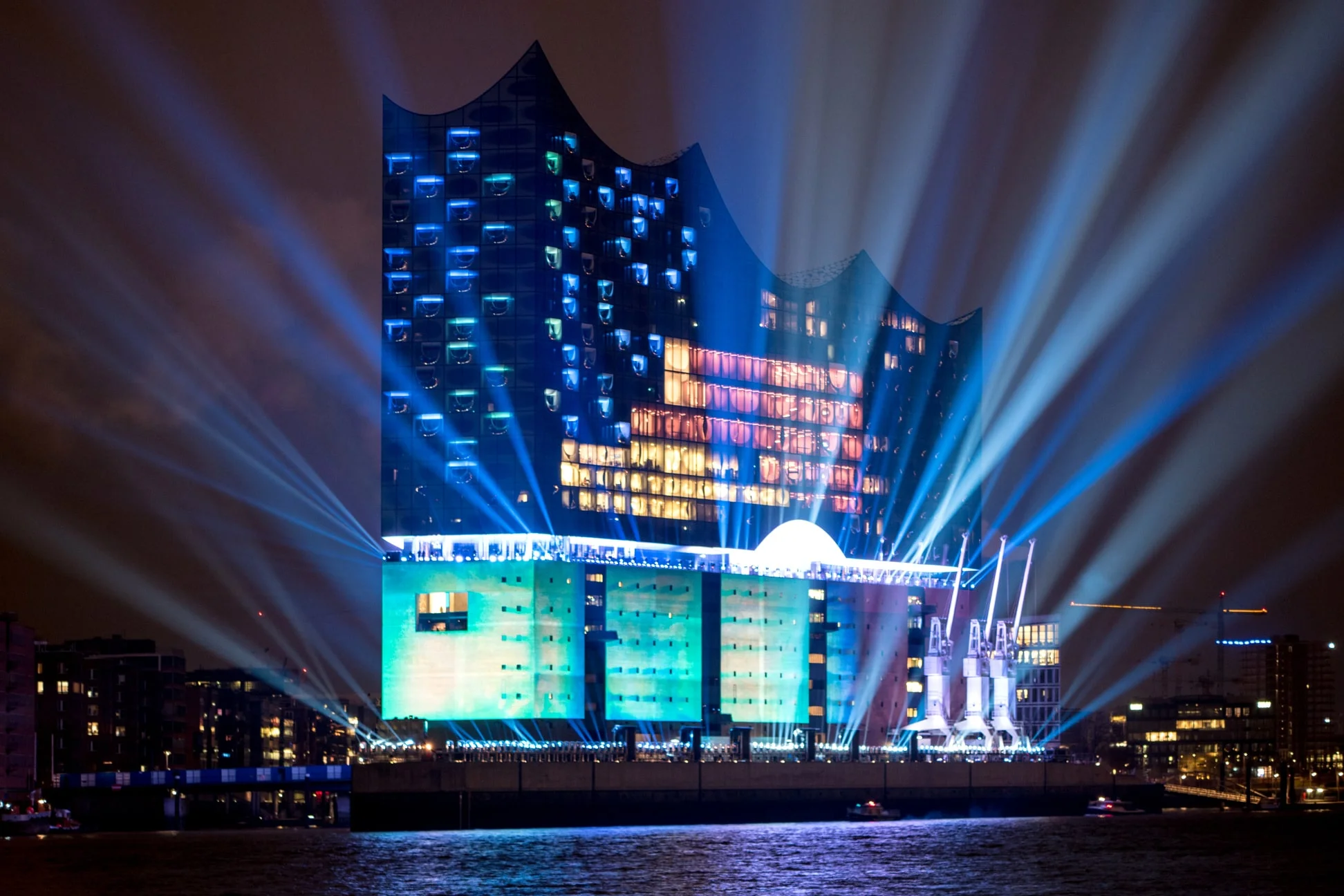 Hamburger Hafen mit der Elbphilharmonie