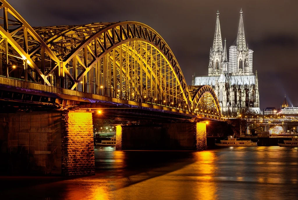 Kölner Dom und Rheinufer bei Nacht