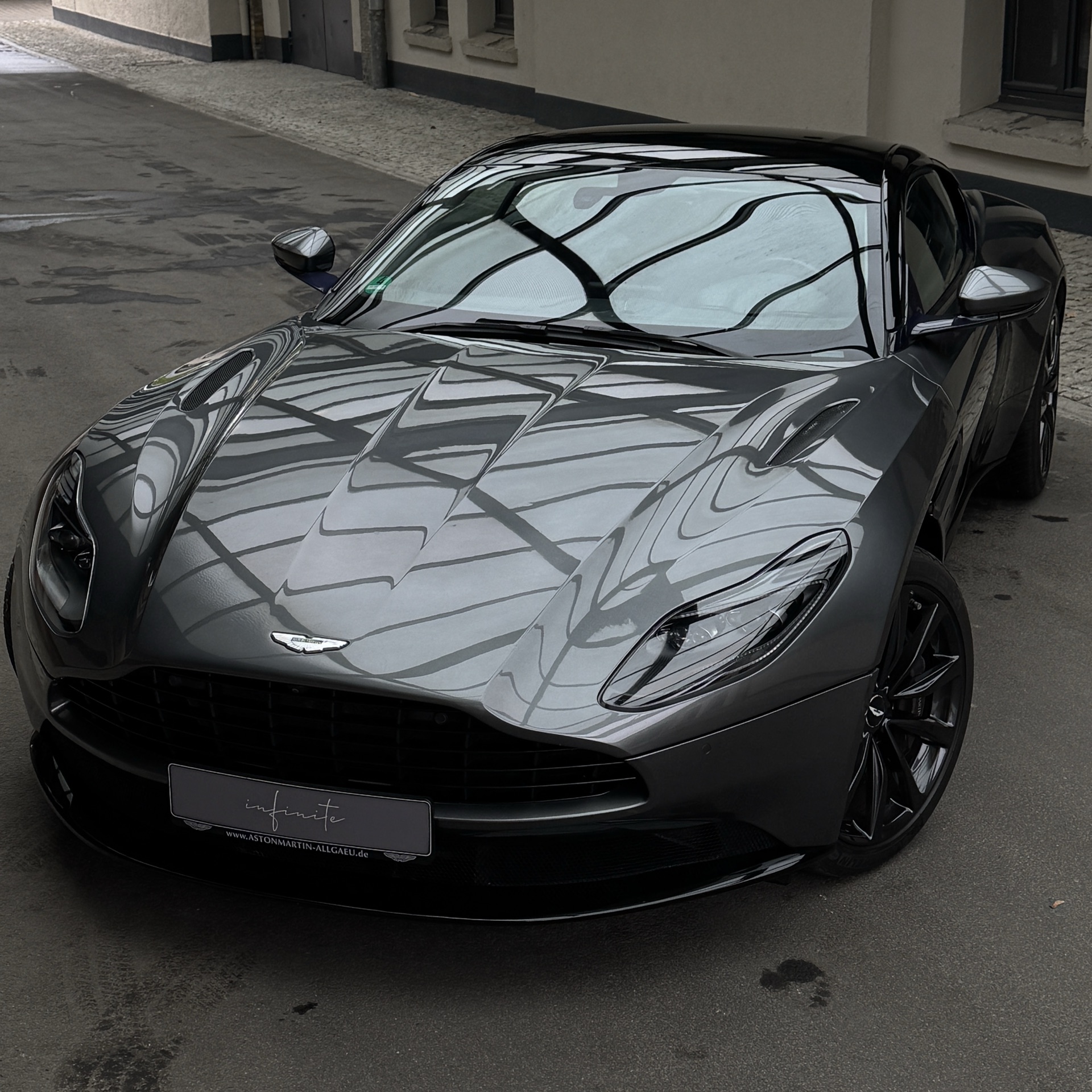 2019 Aston Martin DB11 mit 510PS, Automatik, 4.3s (0-100) - Mieten in Berlin