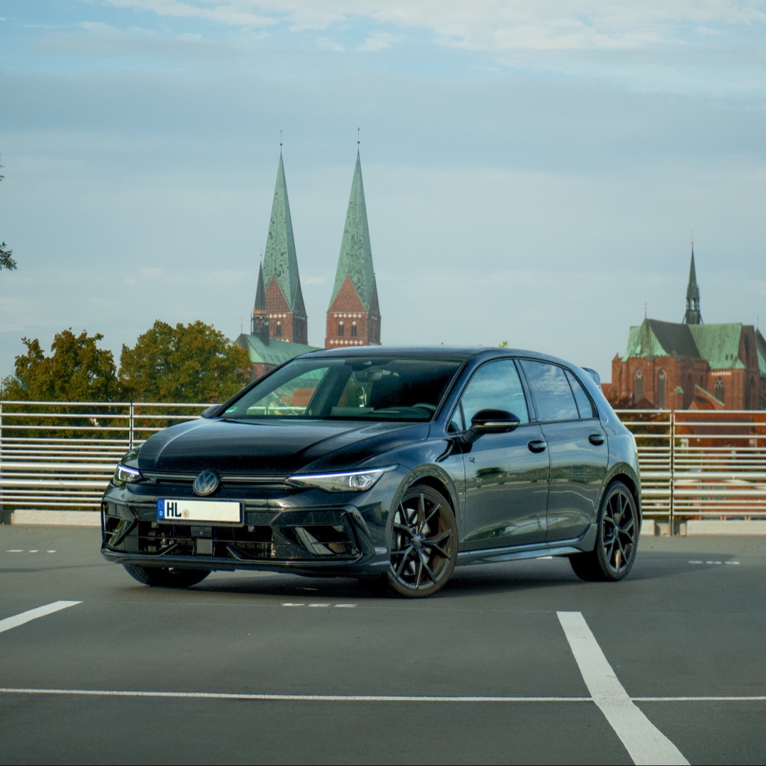 VW Golf 8 R Black Edition mieten in Groß Grönau