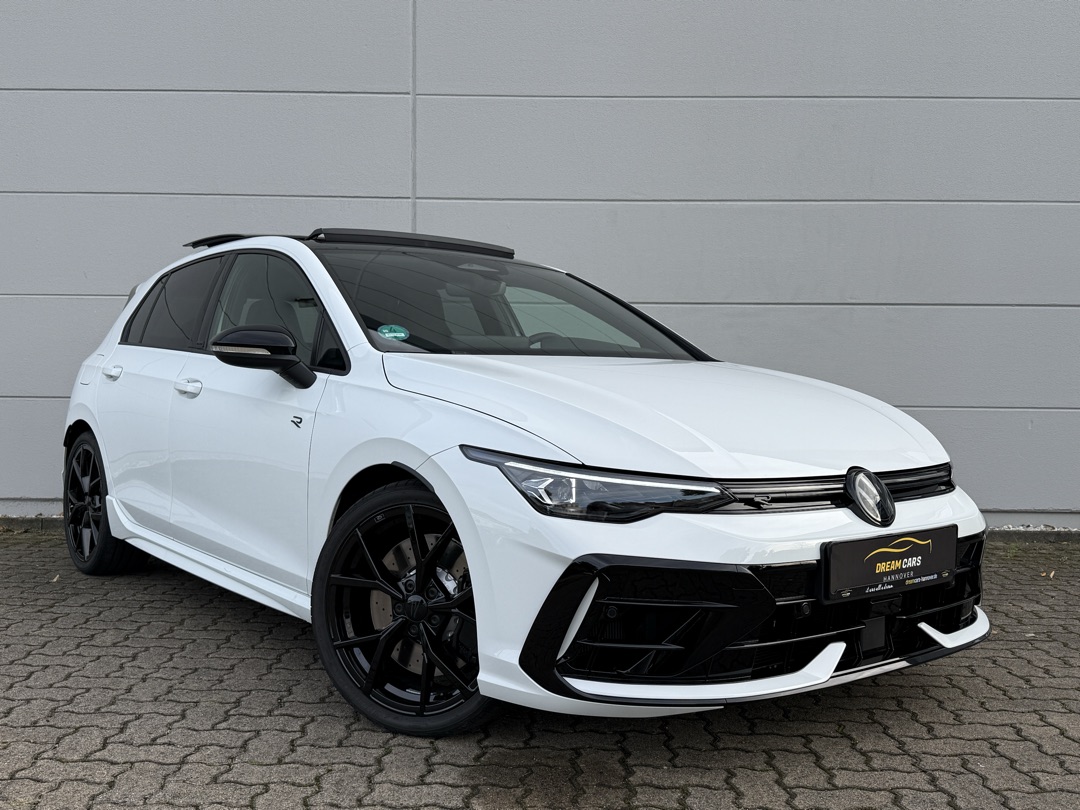 VW Golf 8 R Akrapovic Black Edition 333PS mieten in Husum