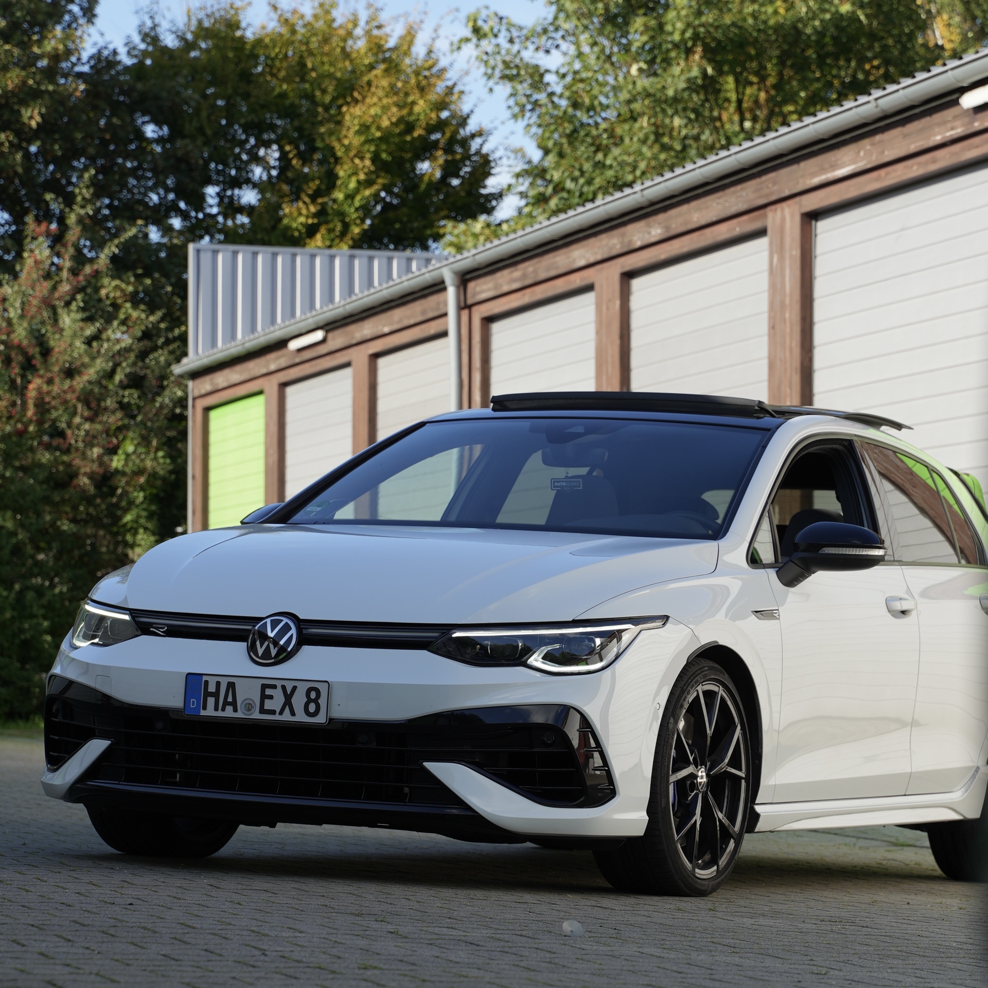 VW GOLF 8 R PERFORMANCE AKRAPOVIC PANO mieten in Sprockhövel