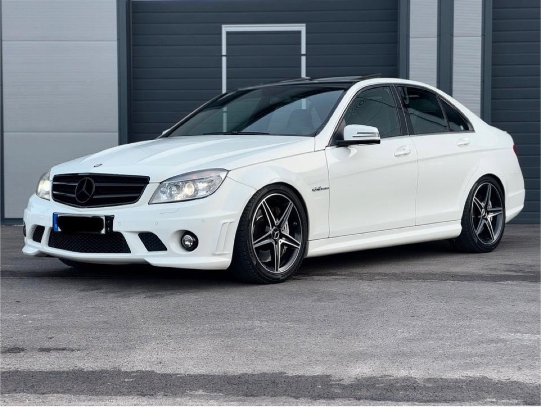 Mercedes Benz W204 C63 AMG