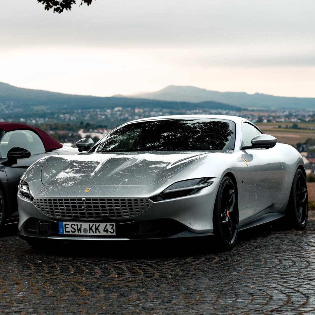 2021 Ferrari Roma mit 620PS, Automatik, 3.4s (0-100) - Mieten in Helsa
