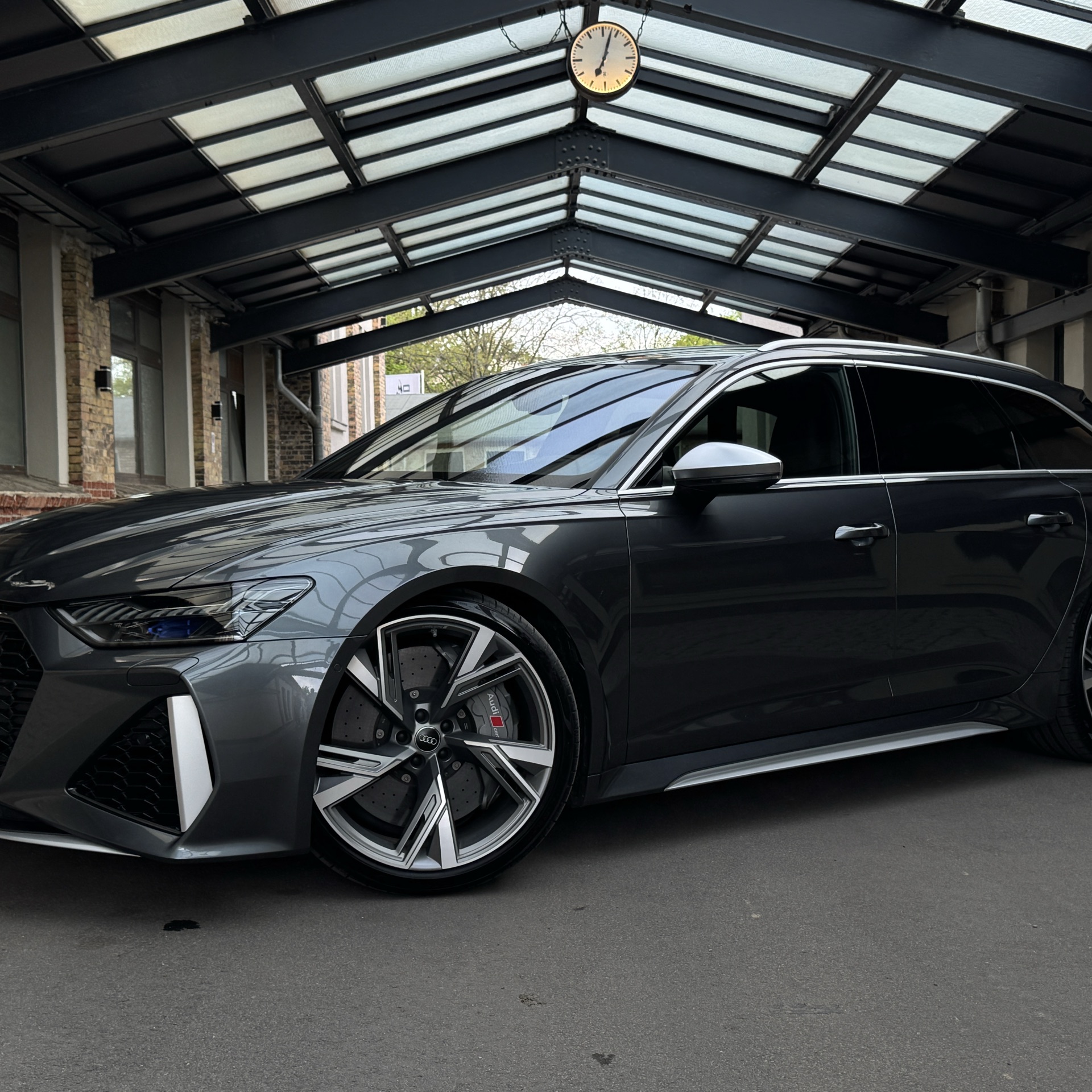 2020 Audi RS6 C8 mit 600PS, Automatik, 3.6s (0-100) - Mieten in Berlin